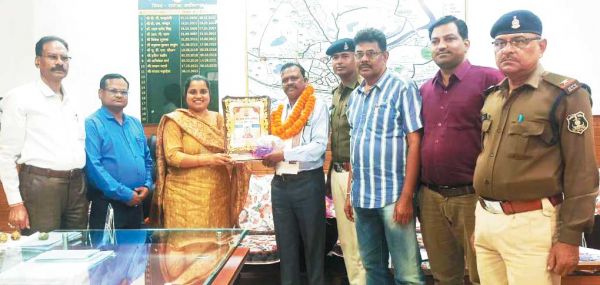 प्रधान आरक्षक को सेवानिवृत्ति पर दी विदाई