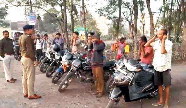 बिना हेलमेट चल रहे बाइक चालकों को एसपी ने फटकारा