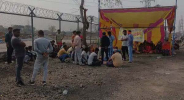 जिंदल गोद ग्राम के युवाओं  का आंदोलन जारी