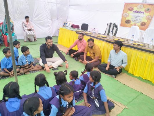 अफसरों ने बच्चों को दिया न्यौता भोज