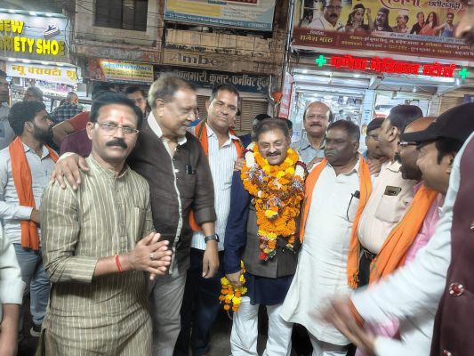 सांसद पांडे को बधाइयां देने उमड़े नेता, आतिशबाजी 