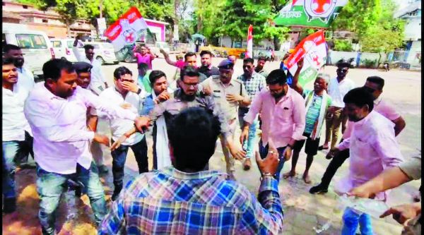 युंका ने फूंका गृहमंत्री का पुतला 