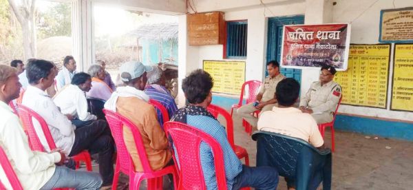चलित थाना में पुलिस  ने सुनी समस्याएं