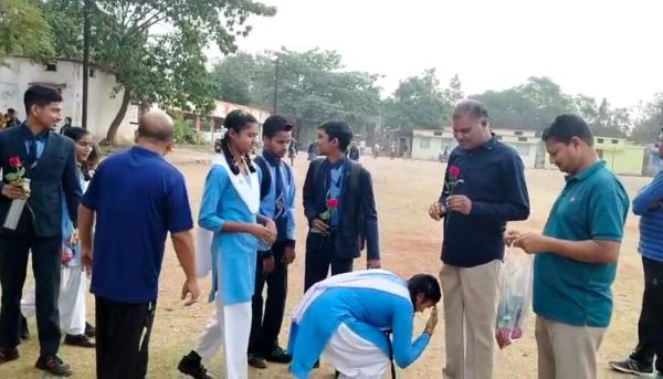पूर्व सांसद ने परीक्षार्थियों से की मुलाकात