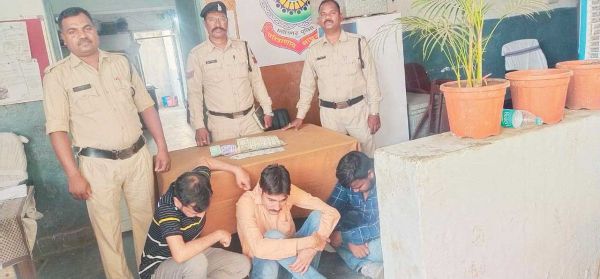 गोदाम परिसर में जुआ खेलते 3 पकड़ाए