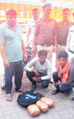  गांजा बेचने ग्राहक का इंतजार करते दो गिरफ्तार 