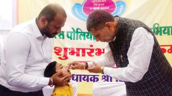 बच्चों को पिलाई पोलियो की खुराक