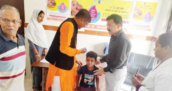 जनप्रतिनिधियों ने बच्चों को पिलाई 2 बूंद जिंदगी की