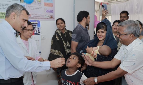793 बूथों में बच्चों को दवा पिलाने पहुंचे अभिभावक