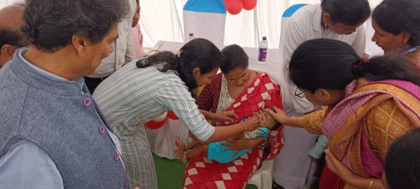 कलेक्टर ने आराध्या को दो बूंद जिंदगी की पिलाकर पोलियो अभियान शुरू की