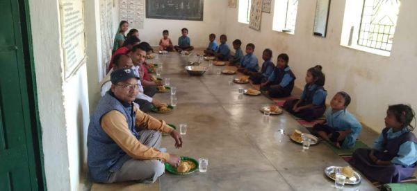 प्रधानपाठक ने बच्चों को खिलाया न्योता भोज