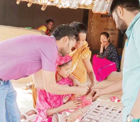 पल्स पोलियो अभियान में आइसपेक पिलाने की जानकारी पर तत्काल पहुंची पीएचसी की मेडिकल टीम