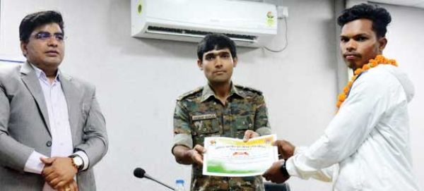 अग्निवीर चयनित युवाओं को कलेक्टर-एसपी ने किया सम्मानित