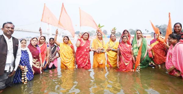 जानकी जयंती पर श्रद्धालुओं  ने लगाई डुबकी