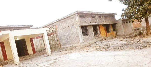 छात्रावास से सरिया, खिडक़ी, दरवाजे,  पंखे गायब, अफसर बेखबर