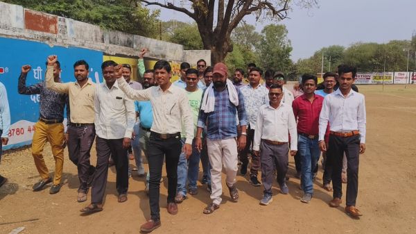 स्मार्ट मीटर से रोजगार गंवाने के डर से विरोध पर उतरे रीडर