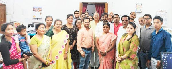 अनुभाग अधिकारी के सेवानिवृत्ति पर दी विदाई