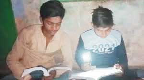 बोर फेल, सुहेला परीक्षा केंद्र में पानी की समस्या, बाथरूम की बदबू से छात्र-छात्राएं परेशान