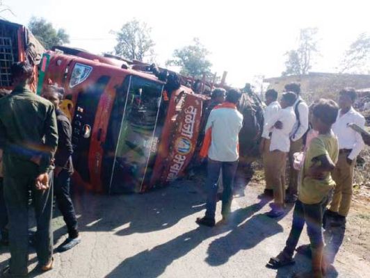ट्रक अनियंत्रित होकर पलटा, ड्राइवर-हेल्पर ने कूदकर बचाई जान