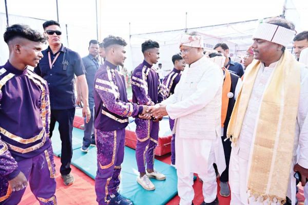 चित्रकोट महोत्सव, सीएम ने मलखंब खिलाडिय़ों से की मुलाकात