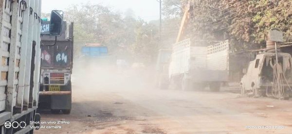 सडक़ बदहाल,गड्ढे ही गड्ढे, उड़ती धूल से परेशानी