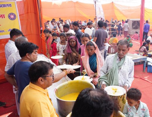 राजिम कुंभ कल्प मेला में श्रद्धालुओं को मिल रहा निशुल्क भोजन भंडारा