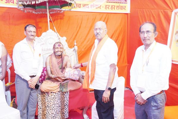 शंकराचार्यों, संतों से बृजमोहन मिले सबने कुंभ की व्यवस्था को सराहा