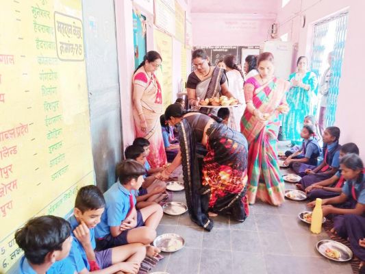 महिला समूह ने स्कूली बच्चों को बांटे फल