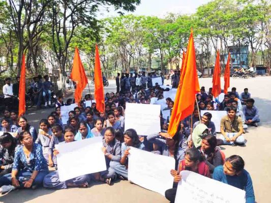 अभाविप ने ममता बनर्जी का पुतला फूंका