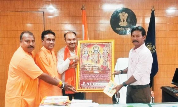 बढ़ते अपराध पर रोक की मांग, कलेक्टर से मिले विहिप कार्यकर्ता