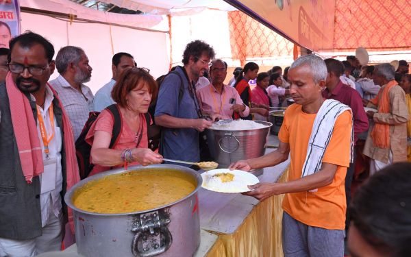 राजिम कुंभ कल्प में पहुंचे फ्रांसिस दंपत्ति