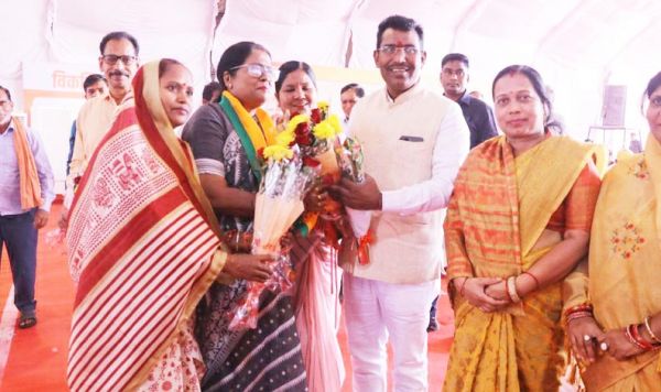 नारी शक्ति वंदन : पीएम ने समूह की महिलाओं से किया संवाद