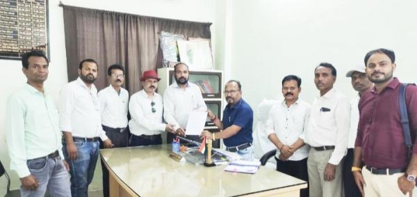टीचर्स एसोसिएशन ने डीईओ को ज्ञापन सौंपा
