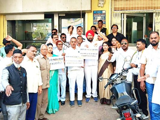 कांग्रेसियों ने एसबीआई के सामने किया प्रदर्शन