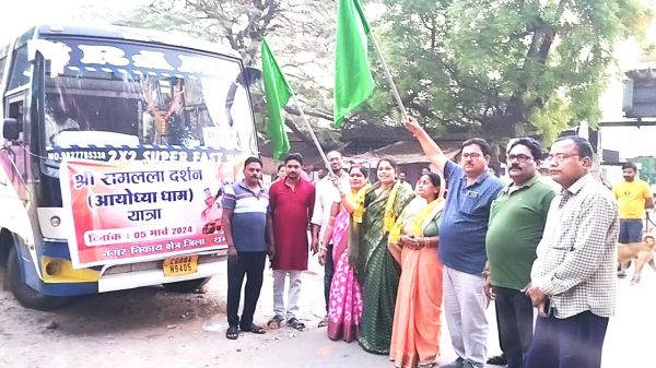 अयोध्या रवाना हुए धमतरी से दर्शनार्थी, रंजना ने हरी झंडी दिखा किया रवाना