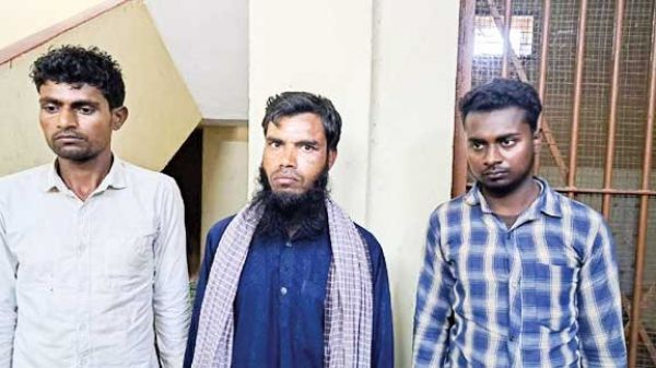 पत्नी से मोबाइल से बात करना लगता था नागवार,  दोस्त की हत्या, 3 गिरफ्तार