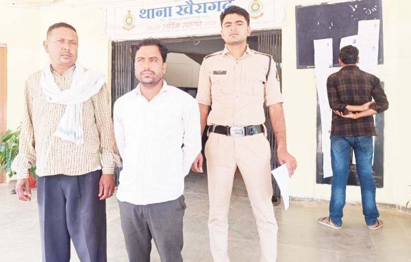 सट्टा लिखने वाले दो आरोपियों पर कार्रवाई  नगदी समेत सट्टा-पट्टी व मोबाइल जब्त