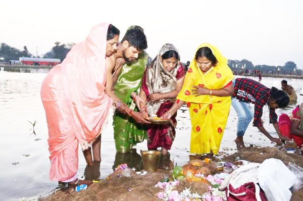 संगम में डुबकी लगाने उमड़े भक्त दीपदान, पूजा-अर्चना