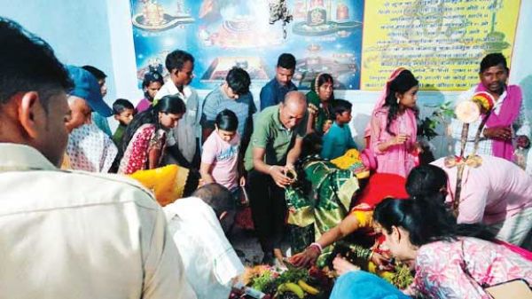 शिवालयों में उमड़े भक्त, सुबह से लगी कतारें