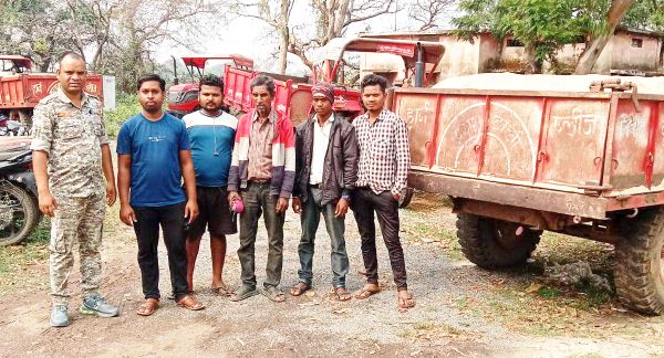 रेत का अवैध परिवहन, 5 ट्रैक्टर जब्त