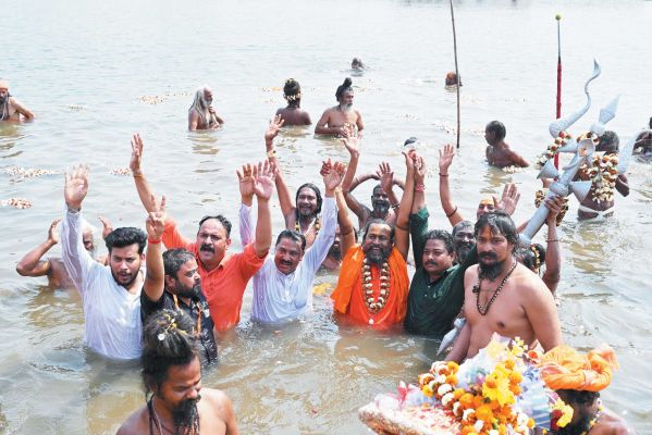 शोभायात्रा निकाल साधु-संतों ने किया शाही स्नान