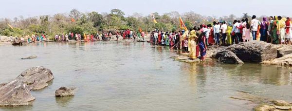 शबरी के सात धार पार कर शिव के दर्शन करने पहुंचे श्रद्धालु