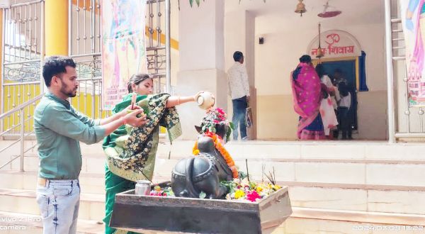 शिवालयों में बम-बम भोले की गूंज, भक्तों का तांता