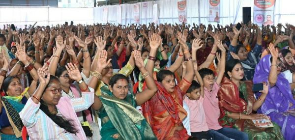 खाते में पैसा जाते ही हाथ उठाकर महतारियों ने किया मोदी का अभिनंदन