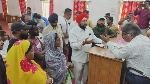 कर्मियों को दैवेभो के रूप में वापस रखने की मांग, आयुक्त के नाम सौंपा ज्ञापन