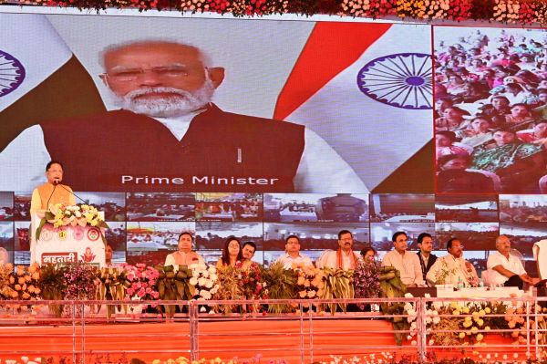 पीएम ने महिलाओं के खाते में एक हजार की अंतरित