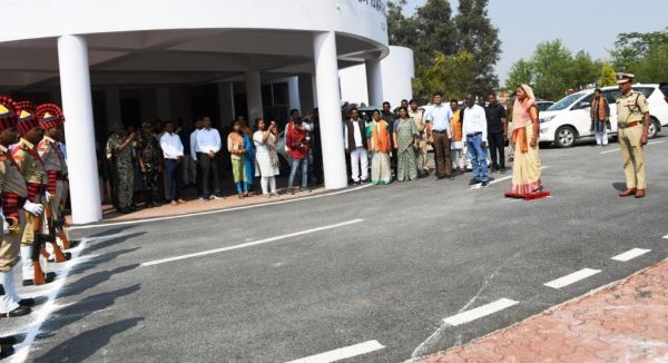 महिला एवं बाल विकास मंत्री को गार्ड ऑफ ऑनर