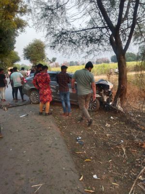 कार ने बाइक को मारी टक्कर, एक जख्मी