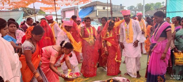 एक-दूजे के हुए 52 जोड़े
