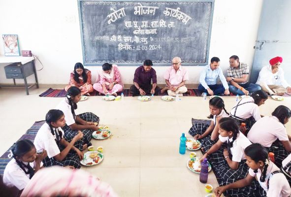 कलेक्टर ने  बच्चों के साथ  किया भोजन